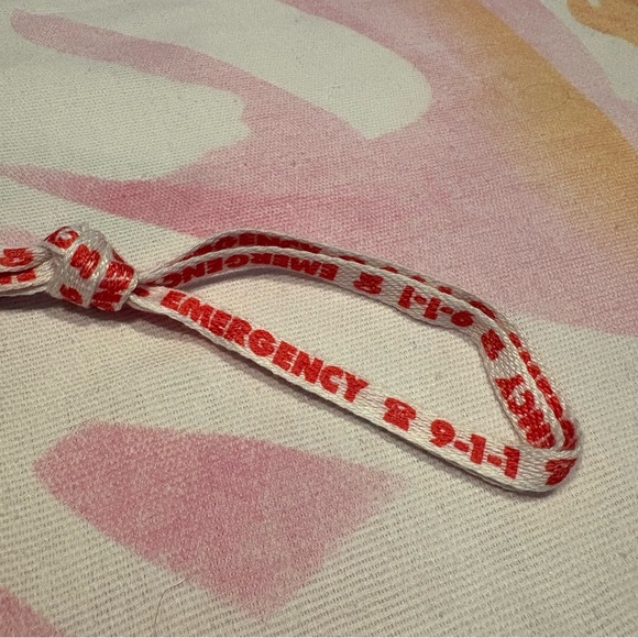 Vintage Red & White Emergency 911 Print Shoelaces Pair Retro Promotional GUC Fun - Picture 4 of 6